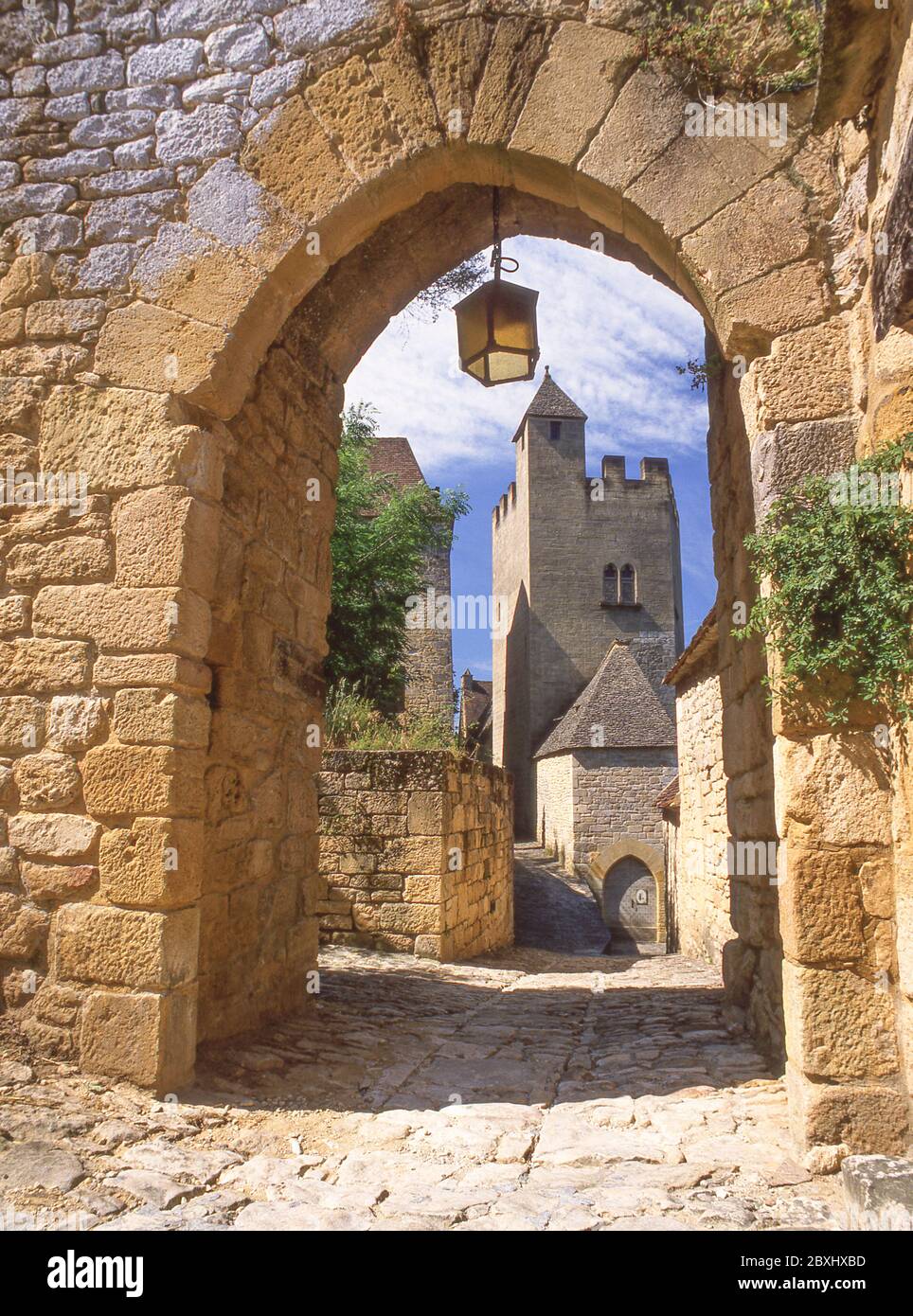 Ciudad vieja a través de la vía de la arcada, Beynac-et-Cazenac, Dordogne, Nouvelle-Aquitaine, Francia Foto de stock