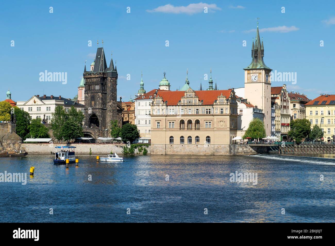 Río Vltava junto al casco antiguo de Praga Foto de stock