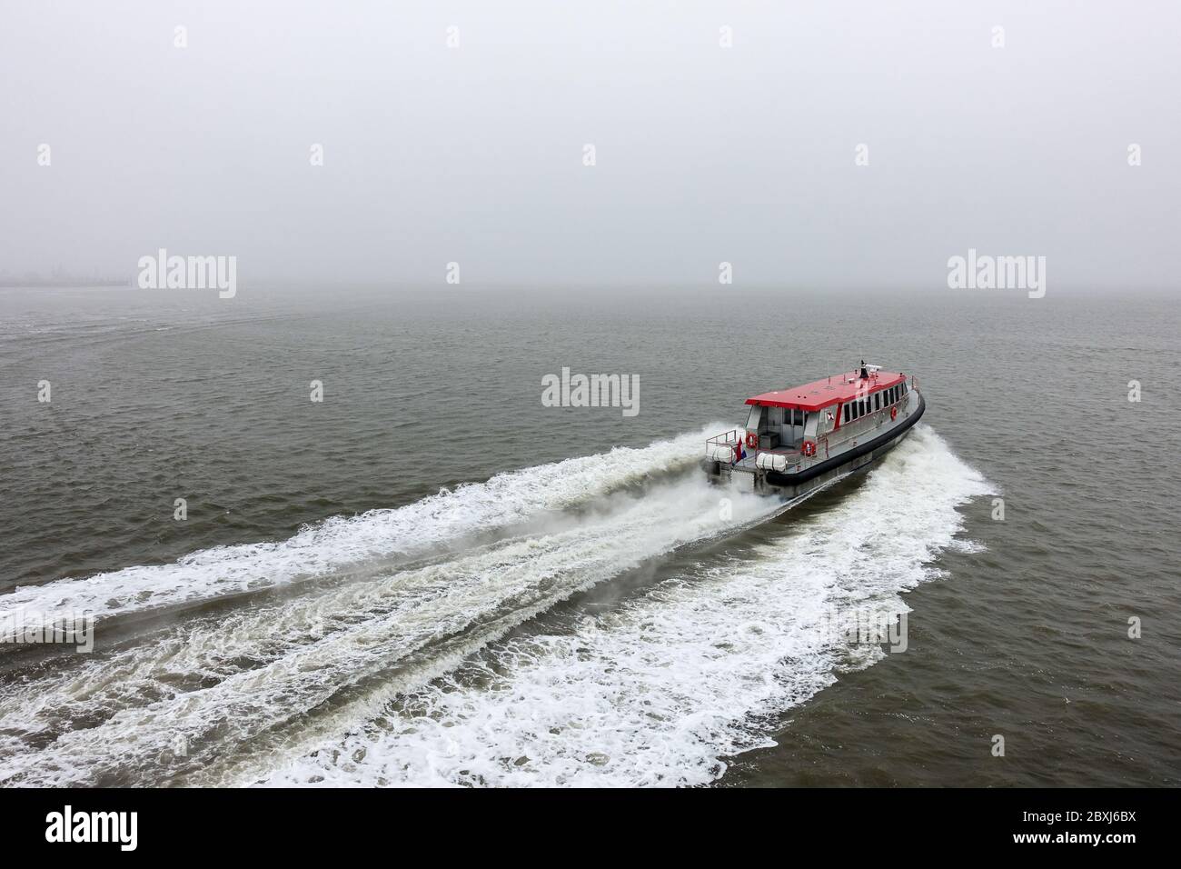Ferry rápido entre Holanda continental (Frisia) y la isla de Ameland Foto de stock
