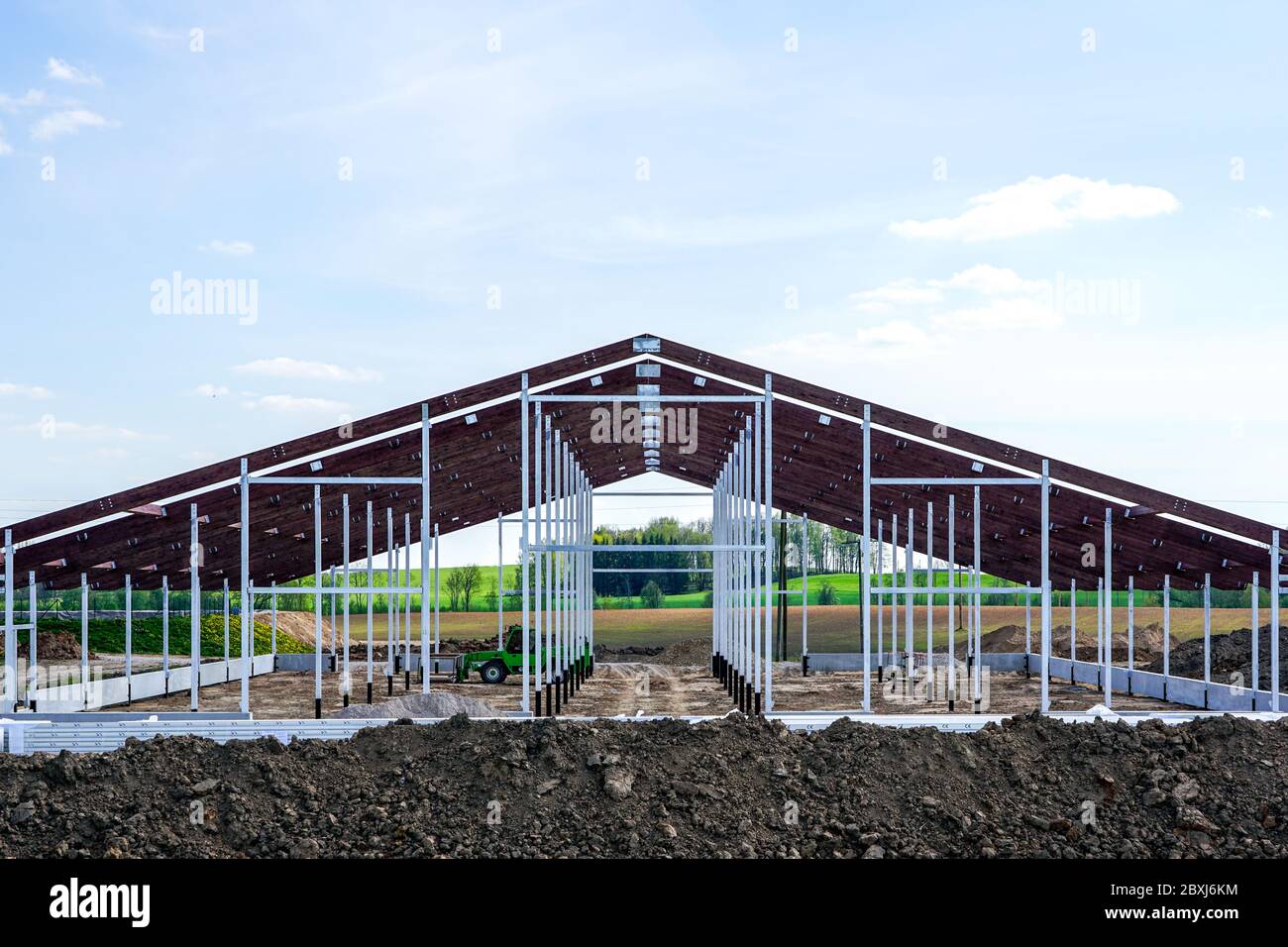 vista de una nueva estructura de metal de un edificio agrícola en construcción Foto de stock