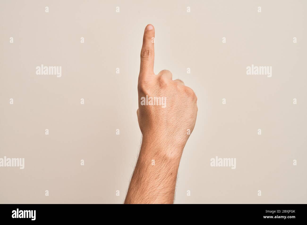 Mano de un joven caucásico mostrando los dedos sobre el fondo blanco
