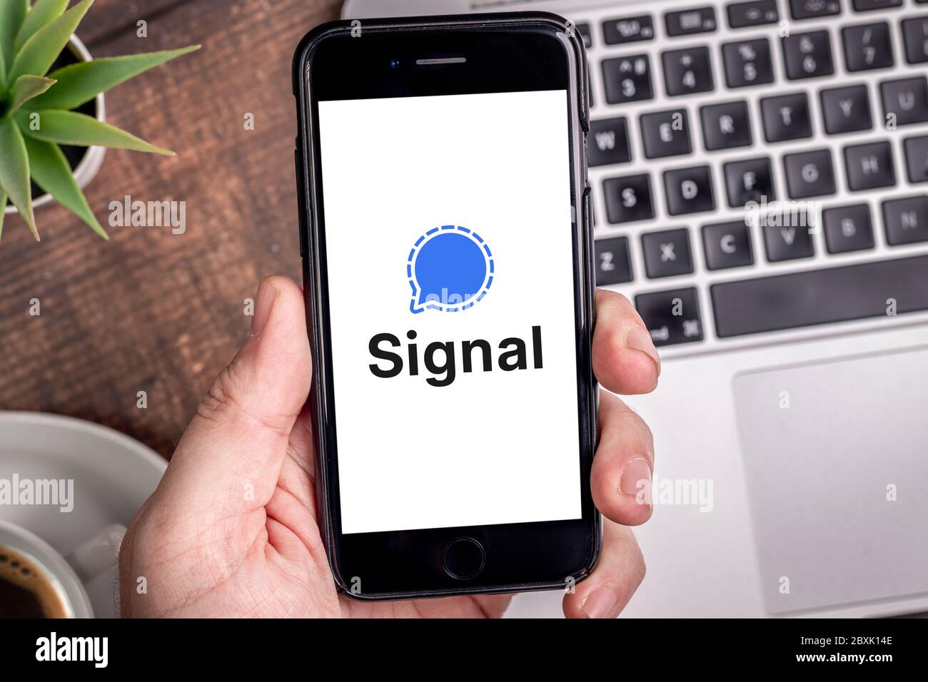 Antalya, TURQUÍA - 8 de junio de 2020. Smartphone con el logotipo de la aplicación Signal Private Messenger. Foto de stock