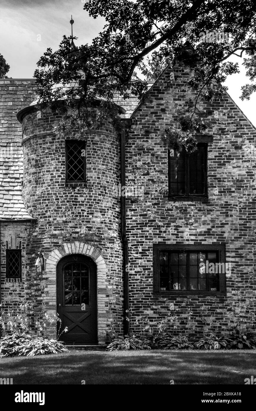 Una impresionante residencia de ladrillo en un estilo turdoresco con elementos franceses normandos en el histórico barrio de St. Cloud, MN, EE.UU. En negro an Foto de stock