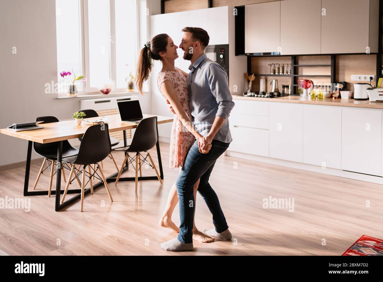 Feliz pareja joven bailando en casa en la vida moderna, las mejores  actividades de fin de semana para los amantes Fotografía de stock - Alamy