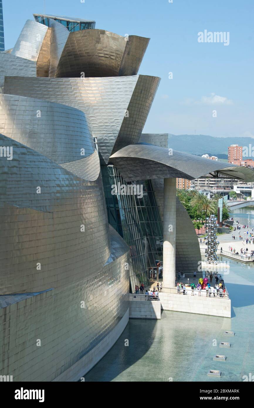 Blick von der Puente de la Salve auf das Guggenheim-Museo en Bilbao Foto de stock