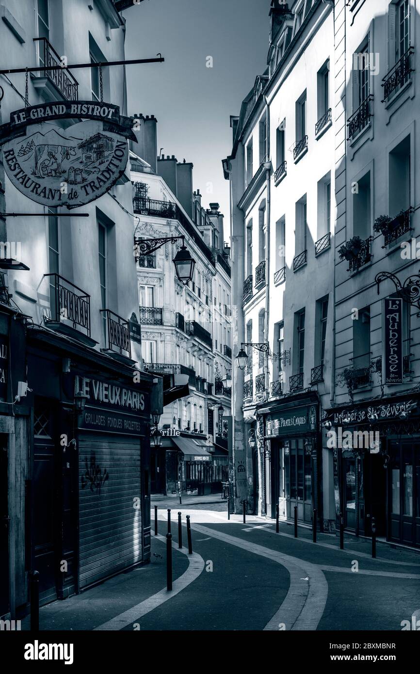 París, Francia - 13 de abril de 2020: Edificios y restaurante típicamente haussmann en el barrio latino de París en la margen izquierda del río Sena durante la conta Foto de stock