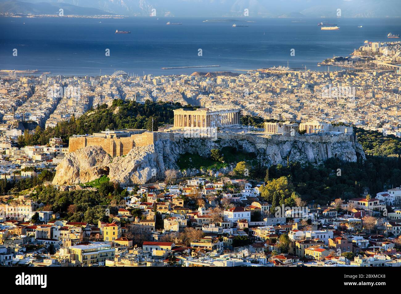 Ciudad y a la acrópolis de la colina de Lycabettus en Atenas, Grecia, al amanecer. Foto de stock