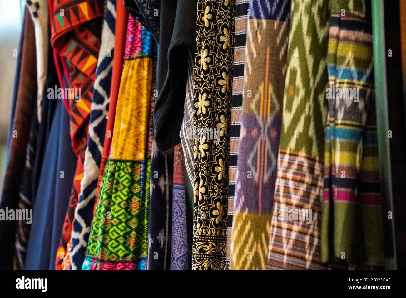 Tailandia ropa de seda colgada en la tienda local por la gente local  artesanal Fotografía de stock - Alamy