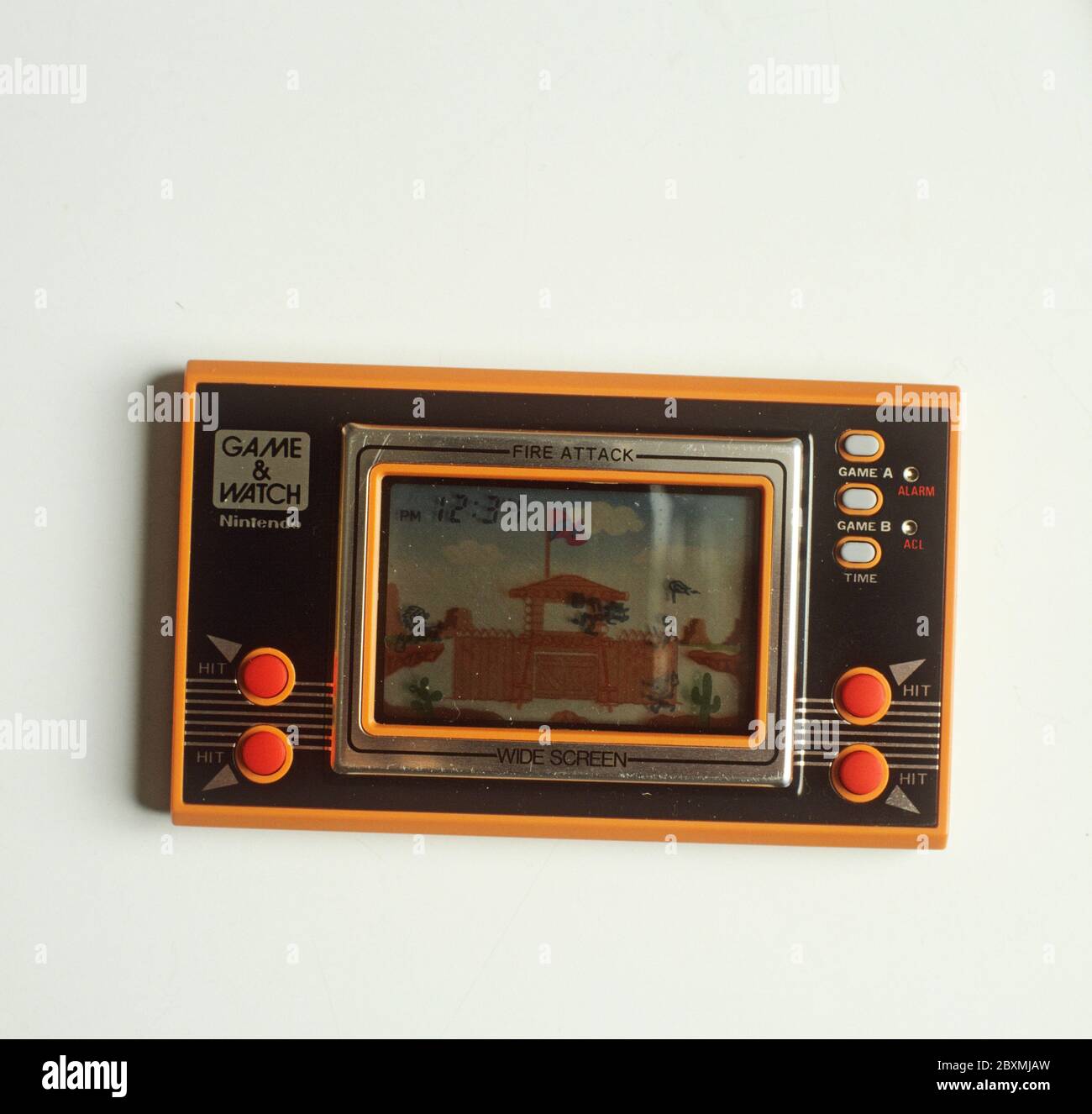 Nintendo Game & Watch. Una serie de juegos electrónicos de mano producidos por Nintendo entre 1980 y 1991. En la foto el juego Fire Attack bruja fue lanzado el 26 1982 de marzo. Pantalla ancha de la serie Nintendo 100 Foto de stock