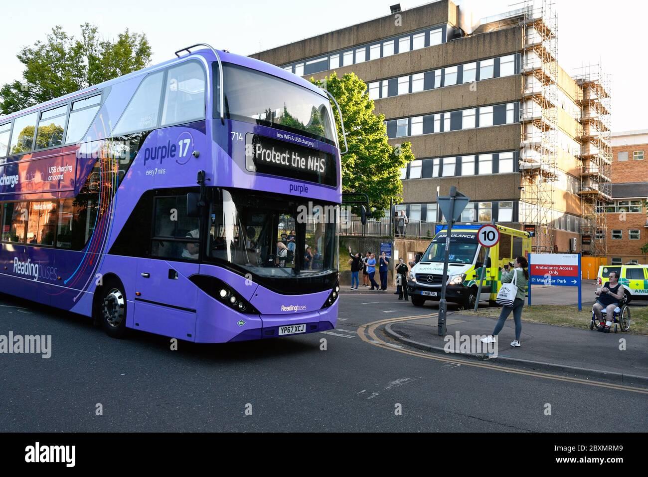 Autobús de lectura, proteger el apoyo de NHS, durante el bloqueo de Coronavirus, Royal Berkshire Hospital Reino Unido mayo de 2020 Foto de stock