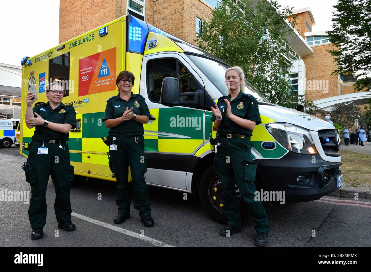 Trabajadores de ambulancia que apoyan a las 20.00 h del jueves clap para cuidadores durante el cierre del Coronavirus, Royal Berkshire Hospital UK Mayo 2020 Foto de stock