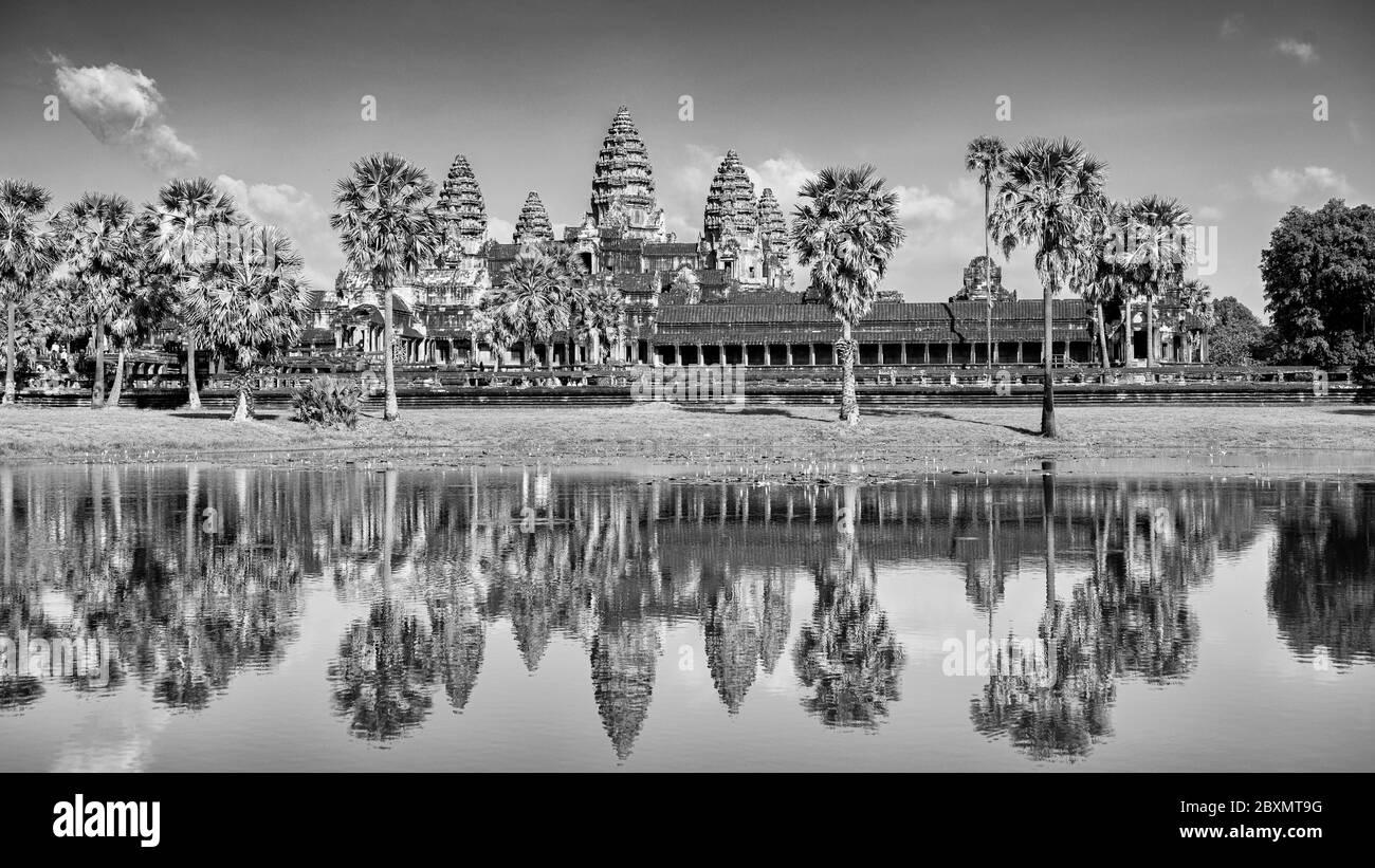 Angkor Wat (construido: Principios-mediados del siglo 12, Rey/patrón: Suryavaman II, Religión: Hinduismo) Angkor Wat está rodeado por un foso y un exterior wa Foto de stock