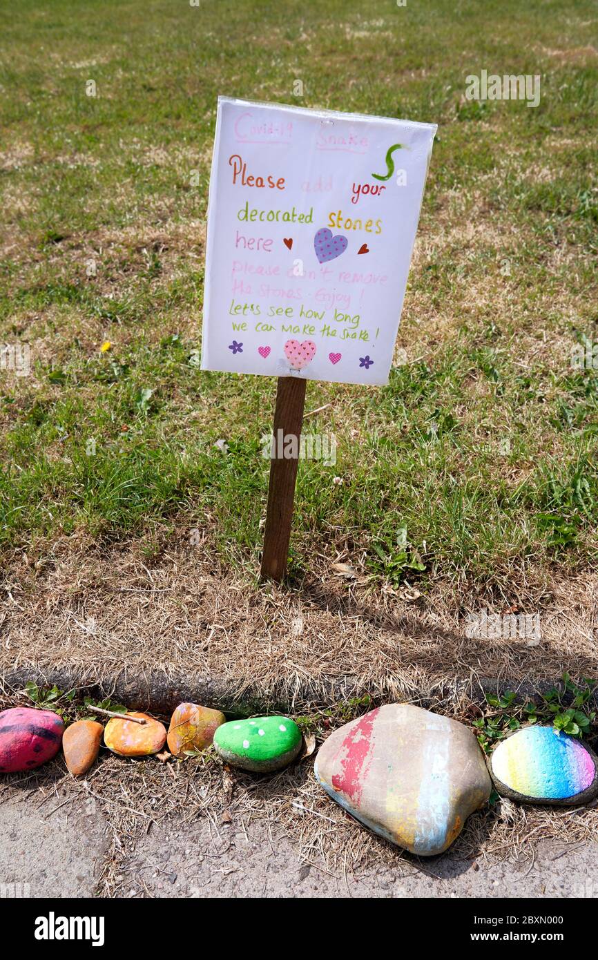 Pintó piedras en una 'serpiente' para expresar gratitud a los trabajadores clave del NHS durante la pandemia del coronavirus. Gales del Sur 2020. Foto de stock