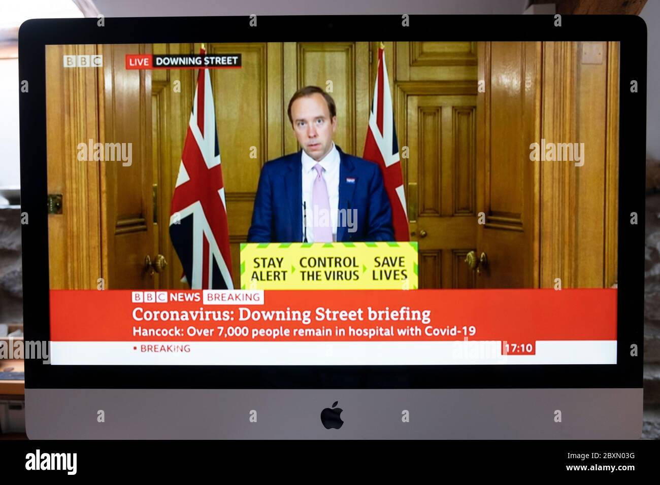 Matt Hancock MP Secretario de Salud en Coronavirus Downing Street BBC News Briefing programa de televisión en pantalla de computadora en junio de 2020 en Londres Inglaterra Reino Unido Foto de stock