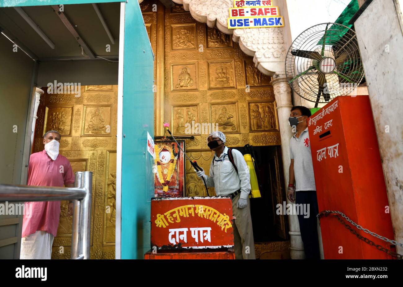 (200608) -- NUEVA DELHI, 8 de junio de 2020 (Xinhua) -- los miembros del personal desinfectan el Templo de Lord Hanuman para prepararlo para reabrir en Cannaught Place en Nueva Delhi, India, 6 de junio de 2020. La gente se metió en lugares de culto como templos, mezquitas, iglesias y gurudwara (para la comunidad sikh) en la India el lunes, cuando los lugares religiosos reabrieron en muchos estados después de 76 días de encierro debido a COVID-19. La reapertura de lugares religiosos fue permitida por nuevas directrices emitidas por el gobierno federal el 4 de junio, que declaraban "lugares religiosos o lugares de culto para el público en las zonas de contención shal Foto de stock