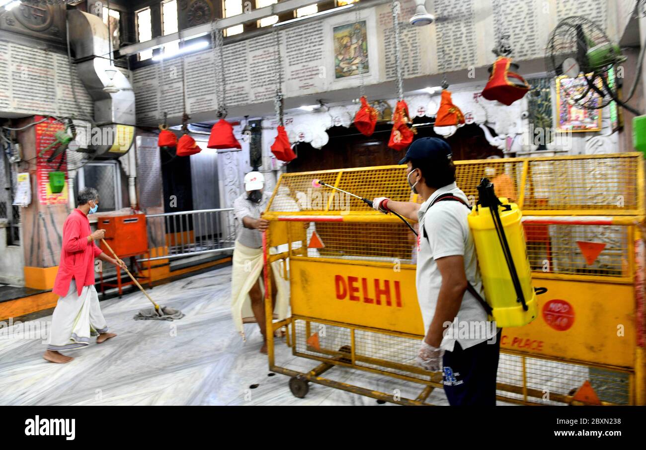 (200608) -- NUEVA DELHI, 8 de junio de 2020 (Xinhua) -- los miembros del personal desinfectan el Templo de Lord Hanuman para prepararlo para reabrir en Cannaught Place en Nueva Delhi, India, 6 de junio de 2020. La gente se metió en lugares de culto como templos, mezquitas, iglesias y gurudwara (para la comunidad sikh) en la India el lunes, cuando los lugares religiosos reabrieron en muchos estados después de 76 días de encierro debido a COVID-19. La reapertura de lugares religiosos fue permitida por nuevas directrices emitidas por el gobierno federal el 4 de junio, que declaraban "lugares religiosos o lugares de culto para el público en las zonas de contención shal Foto de stock