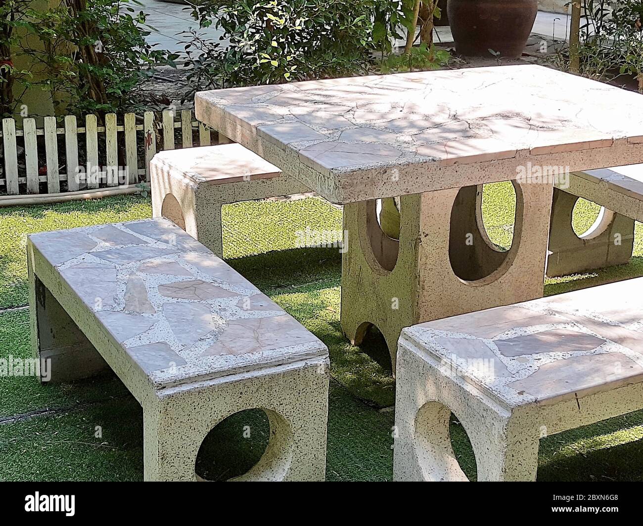Conjunto de mesa de piedra decorativa de mármol y silla de pie en UN  hermoso jardín Fotografía de stock - Alamy
