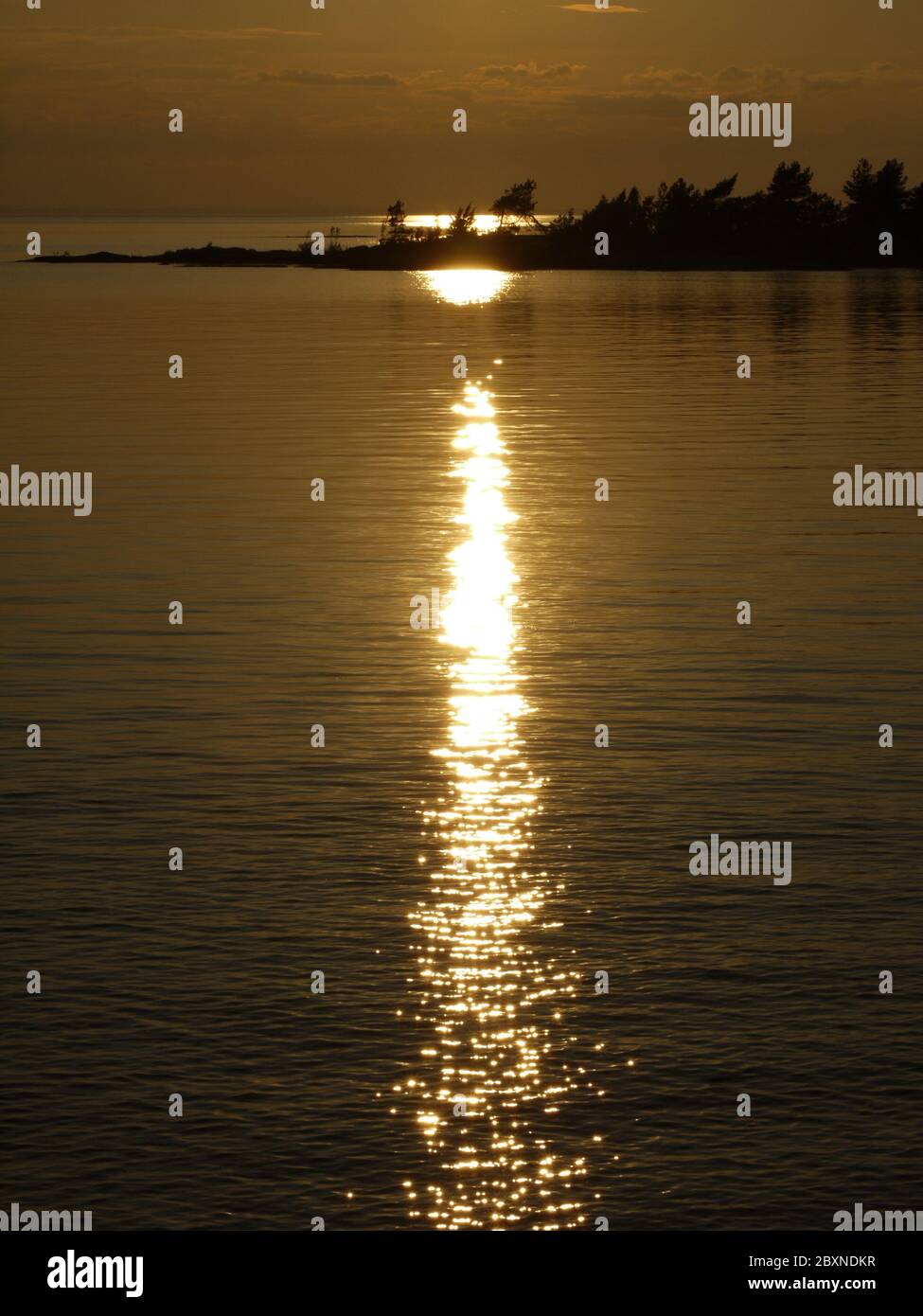 sol en el lago vaenern Foto de stock