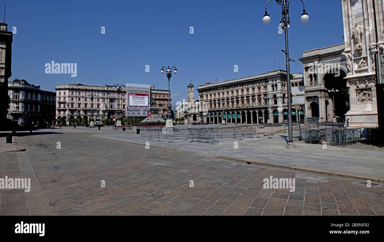 Vacía plaza del Duomo durante el cierre, debido a la emergencia Covid-19, en Milán. Foto de stock