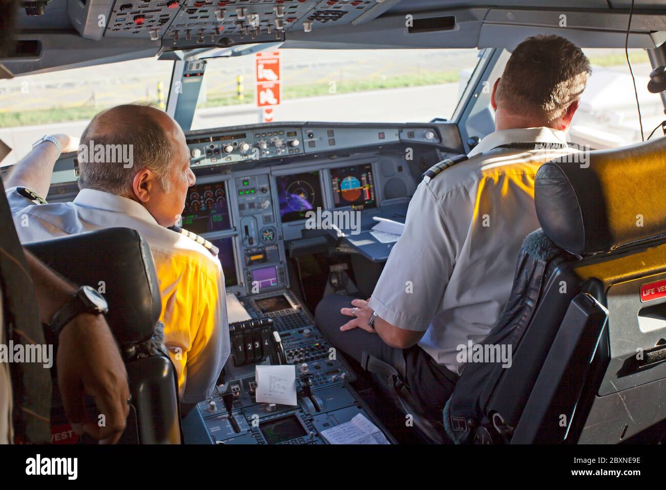 Pilotos de Boeing dentro de la cabina en el aeropuerto de Heathrow de Londres antes de la salida, Londres, Reino Unido Foto de stock