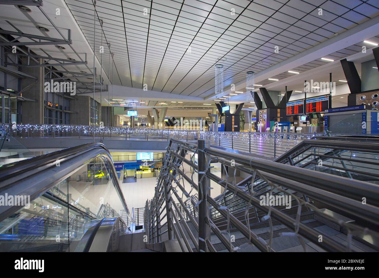 Escaleras mecánicas en el Aeropuerto Internacional O. R. Tambo. Foto de stock