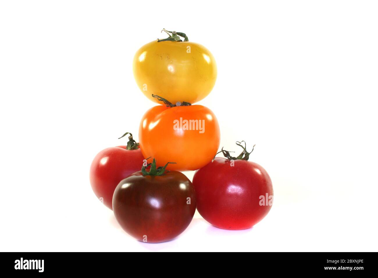 tomates coloridos apilados Foto de stock