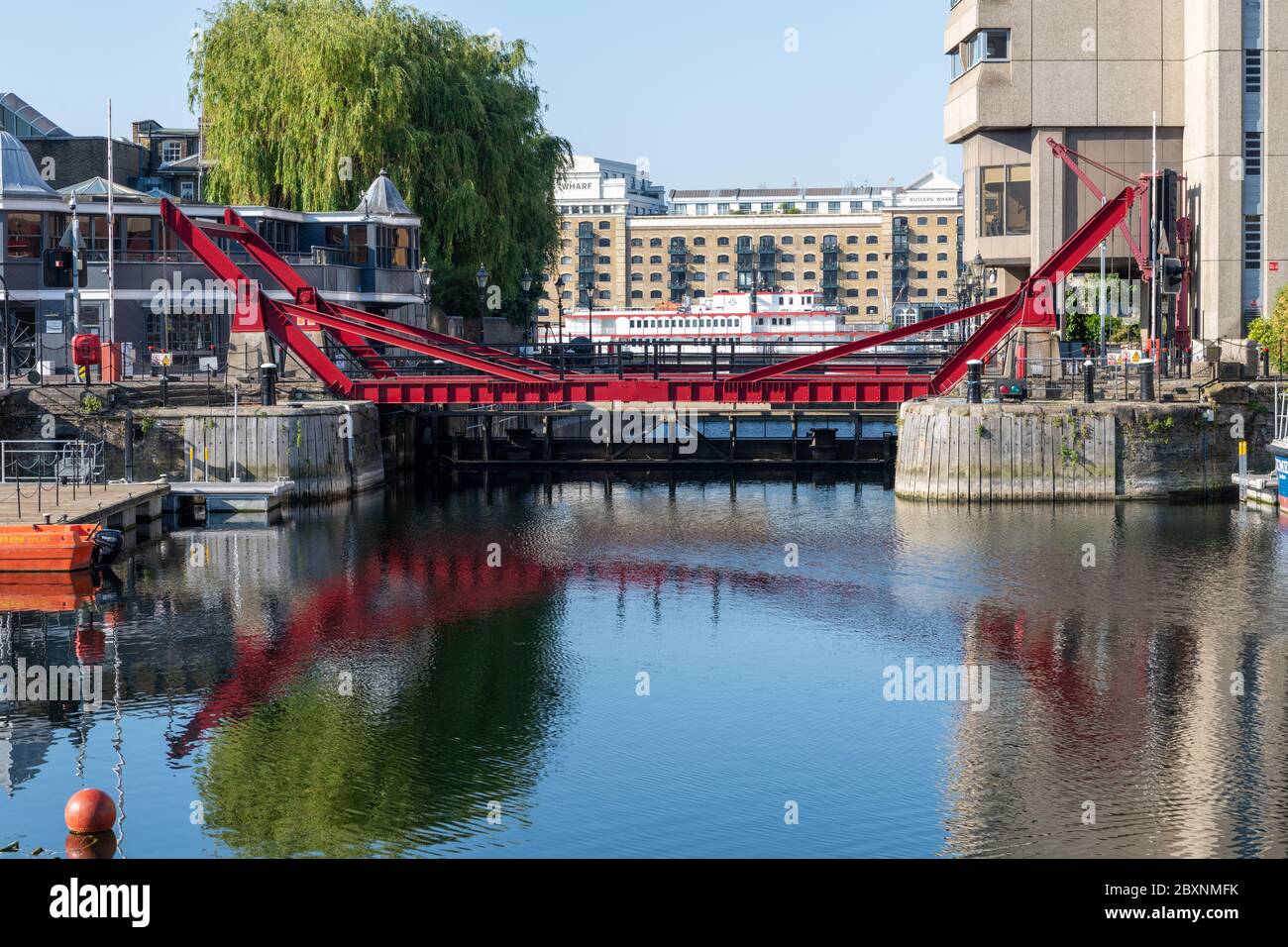 El puente rojo en el puerto deportivo St. Katherine Dock. Foto de stock