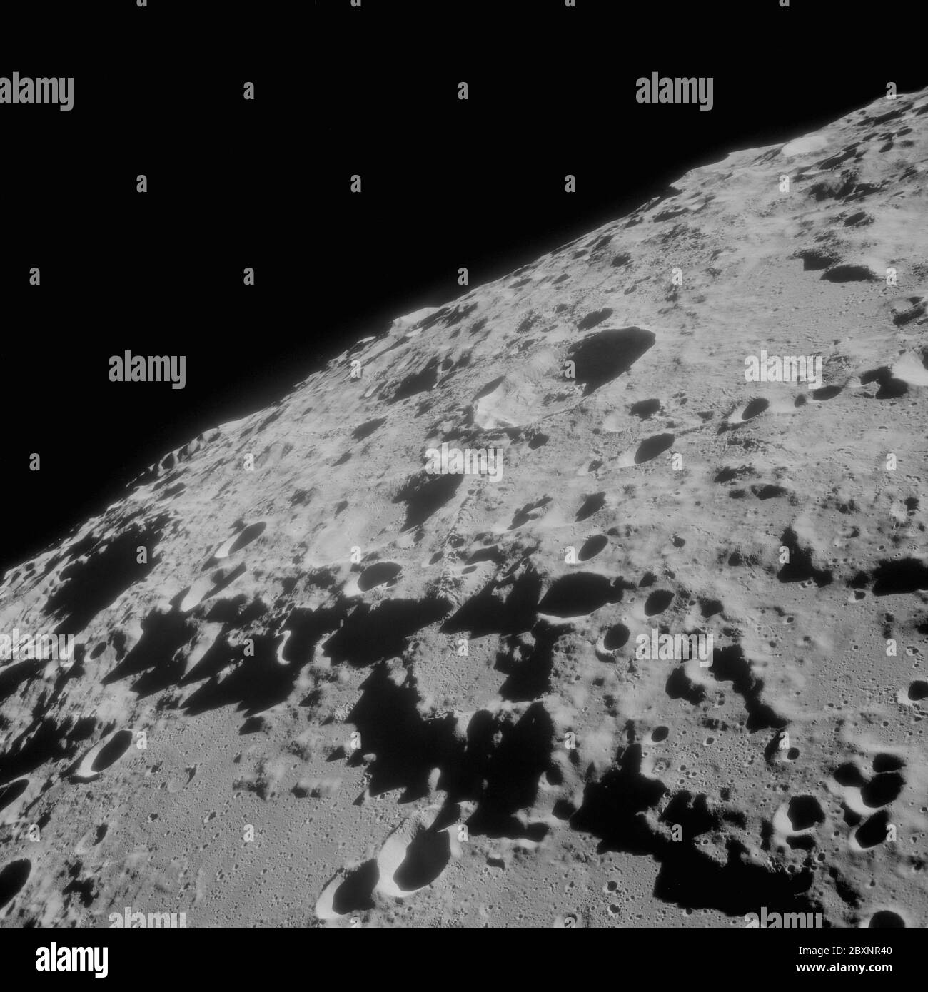AS11-42-6248 - Apollo 11 - Apollo 11 Mission Image - Crater 312; alcance y  contenido: La base de datos original describe esto como: Descripción: Vista  de la Luna,Crater 312,oficialmente llamado Crookes. Imagen