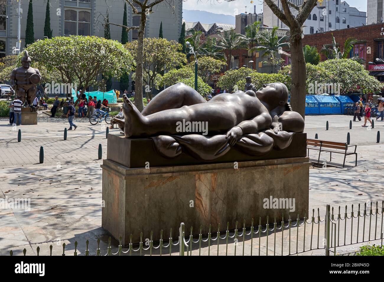 Venus escultura dormida por Fernando Botero en Botero Plaza, Medellín, Colombia. Foto de stock