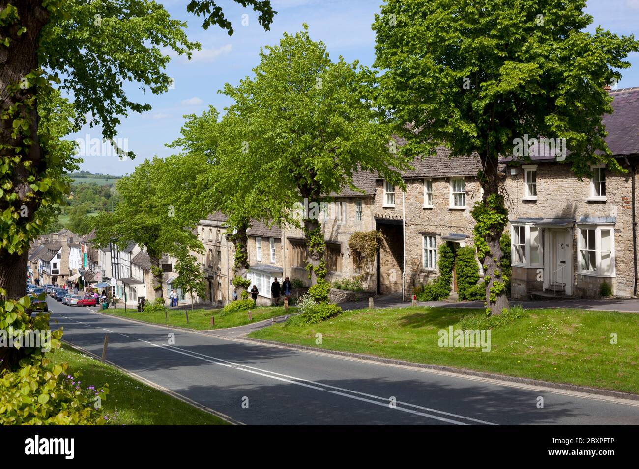 Cotswold casas de campo a lo largo de la colina, Burford, Cotswolds, Oxfordshire, Inglaterra, Reino Unido Foto de stock