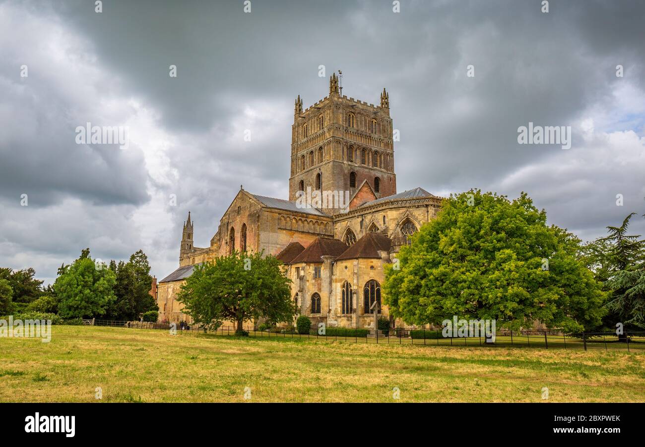 Vista oeste de la iglesia de la abadía de Tewkesbury en Gloucestershire, Inglaterra Foto de stock
