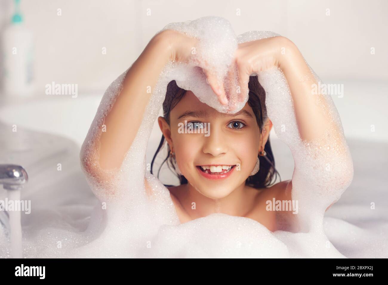 Deliberadamente pedazo profesor La chica se baña y juega con espuma en el baño. Es una gran gota. Burbujas soplantes Fotografía de stock - Alamy Deliberadamente pedazo profesor La chica se baña y juega con espuma en el baño. Es una gran gota. Burbujas soplantes Fotografía de stock - Alamy