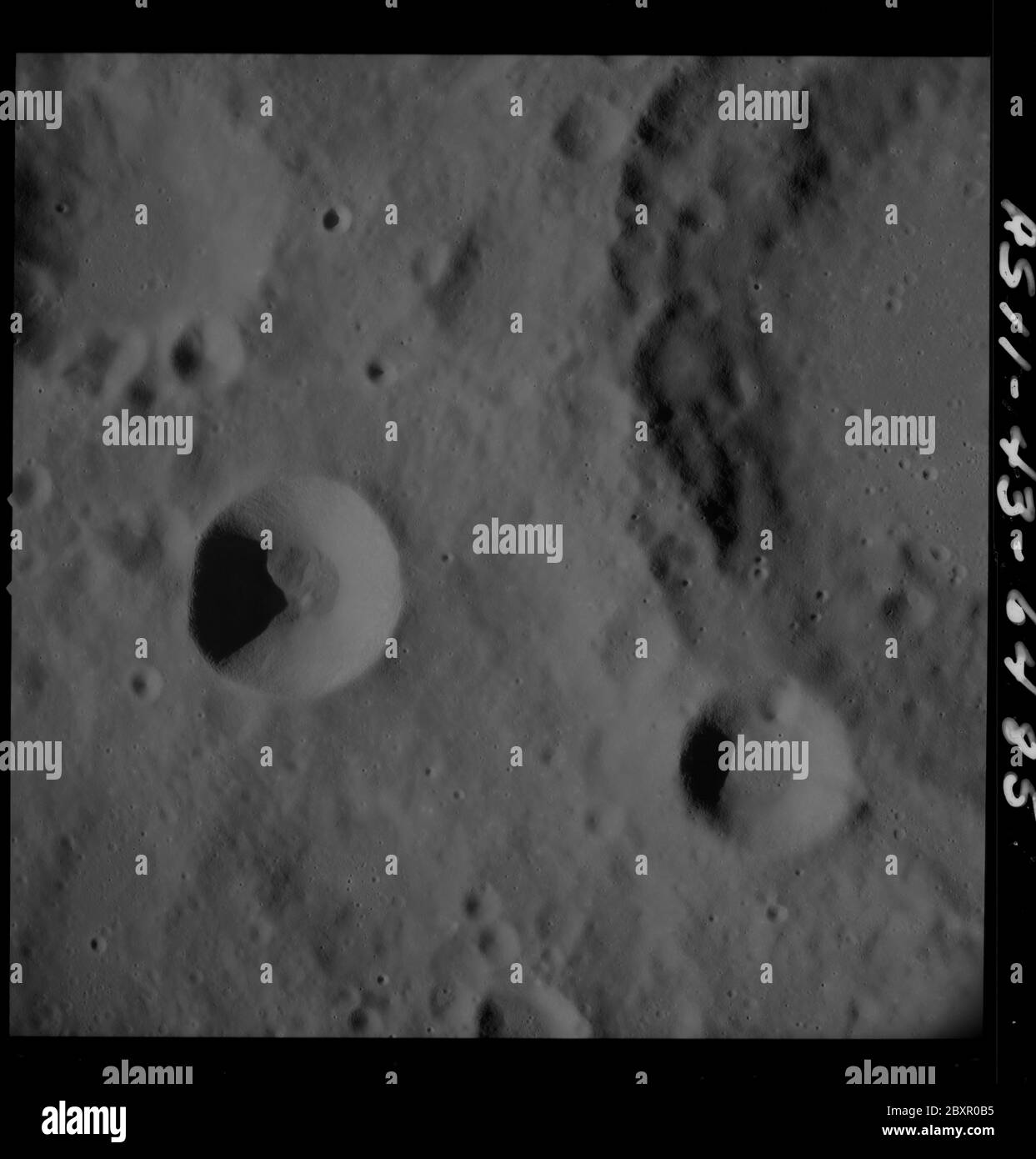 AS11-43-6485 - Apolo 11 - Apolo 11 Misión imagen - Luna, Cráter 225; alcance y contenido: La base de datos original describe esto como: Descripción: Vista de la Luna, Cráter 225, oficialmente llamado Coriolis. Toma de imágenes del módulo de mando a una altitud orbital de aproximadamente 60 millas náuticas durante la Misión Apollo 11. La revista original fue etiquetada como T. Film Type: 3400 Negro/Blanco Panatomic-X película sobre una base de poliéster 2.5 mil estar tomada con una lente de 80 mm. Escala aproximada de fotos: 1:1,472,800. Latitud del punto principal 0 grados, longitud 170 grados este. El solapamiento de la parte inferior es 0%%. El ángulo del sol es medio Foto de stock