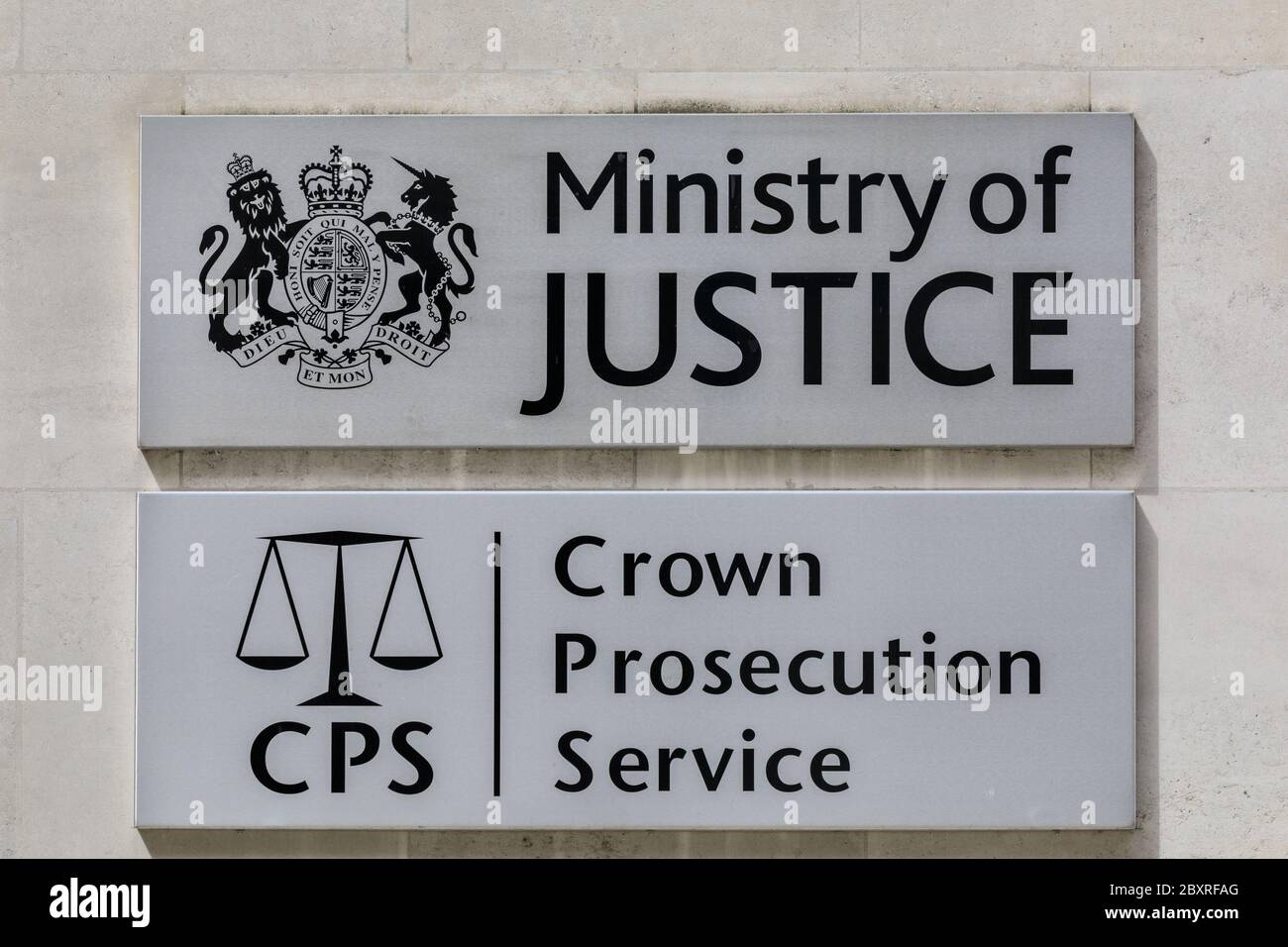 Ministerio de Justicia, CPS Crown Prosctory Service, firma fuera del edificio en Westminster, Londres, Reino Unido Foto de stock