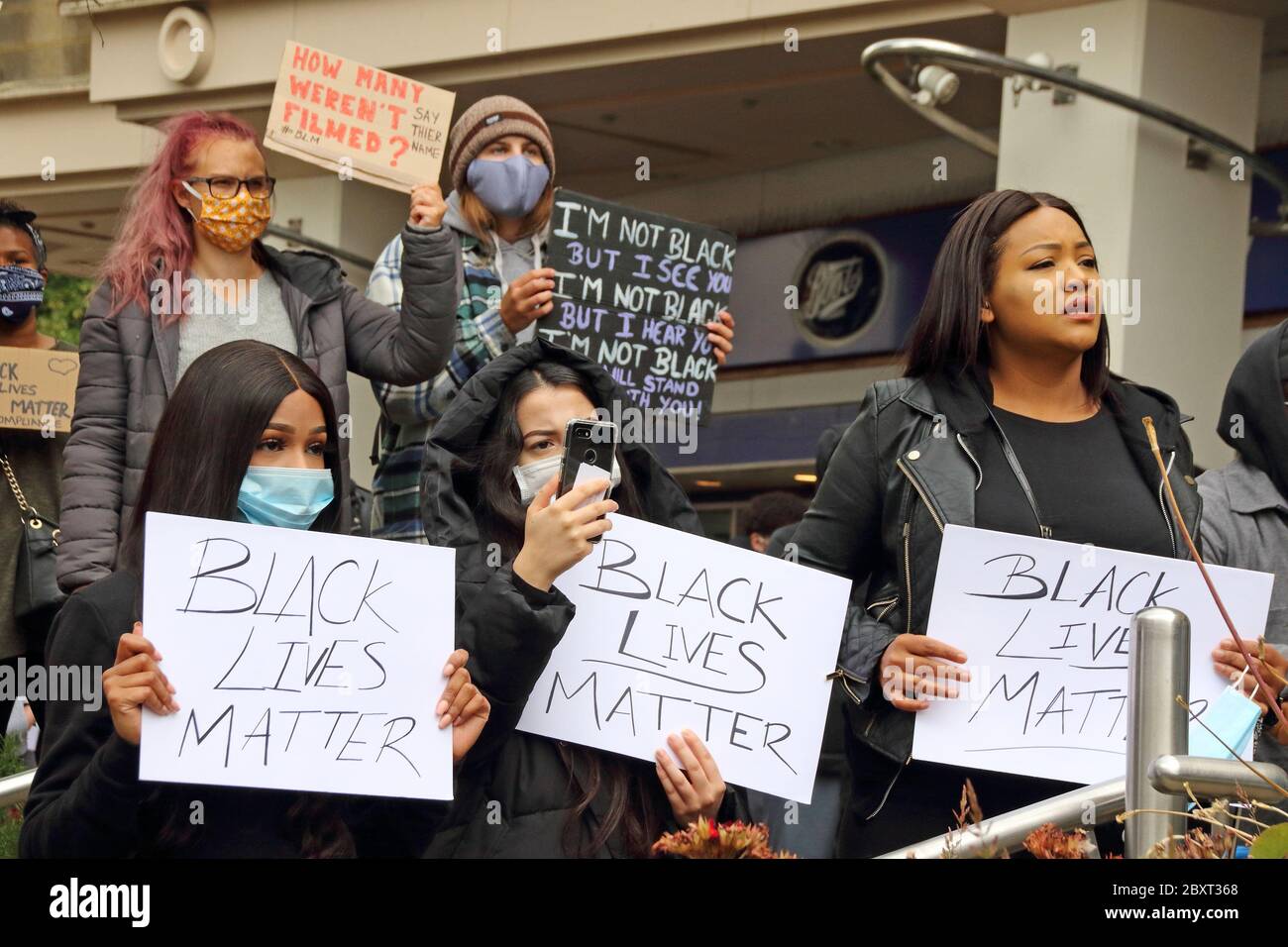 Bedford, Reino Unido. 8 de junio de 2020. Cientos de personas resultaron en el centro de Bedford, para celebrar una manifestación pacífica como parte de una protesta de solidaridad mundial de Black Lives, desencadenada por la muerte en los Estados Unidos de George Floyd, mientras estaba bajo custodia policial. Bedford, Reino Unido 8 de junio de 2020 crédito: KEITH MAYHEW/Alamy Live News Foto de stock