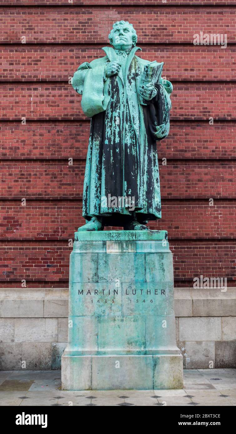 Estatua de Martin Luther en la Iglesia de San Miguel, Hamburgo o Hauptkirche Sankt Michaelis. Escultor Otto Lessing 1912. Foto de stock