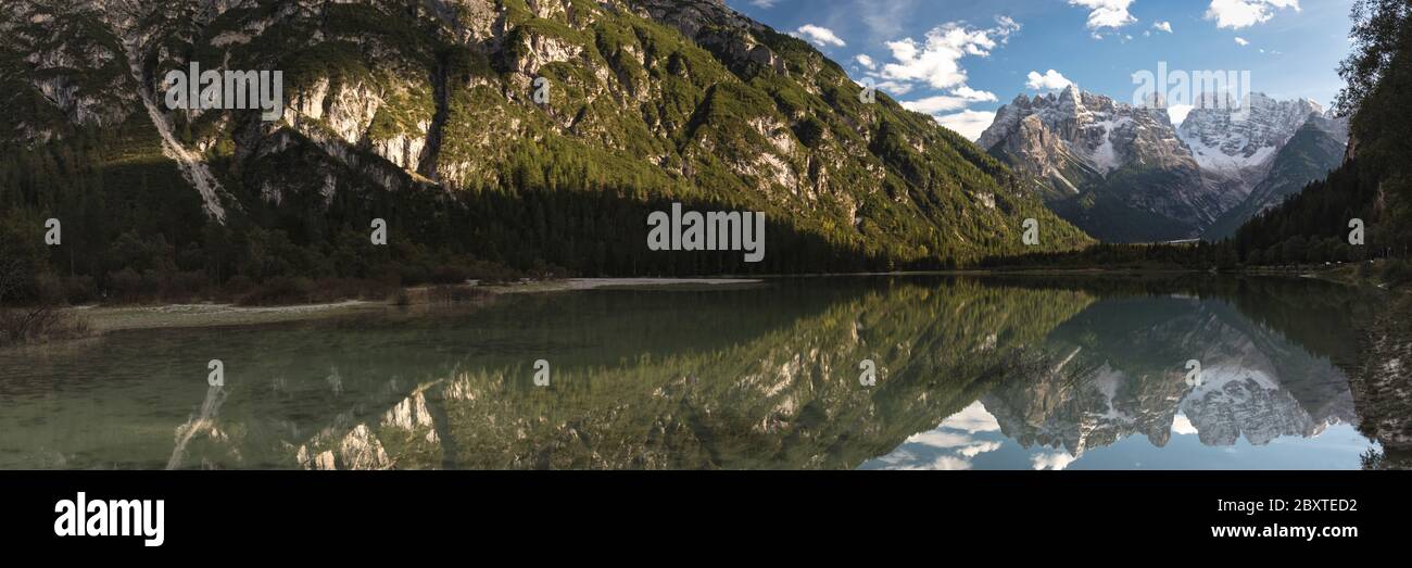 Panorama del Lago di Landro, Tirol del Sur, Italia Foto de stock