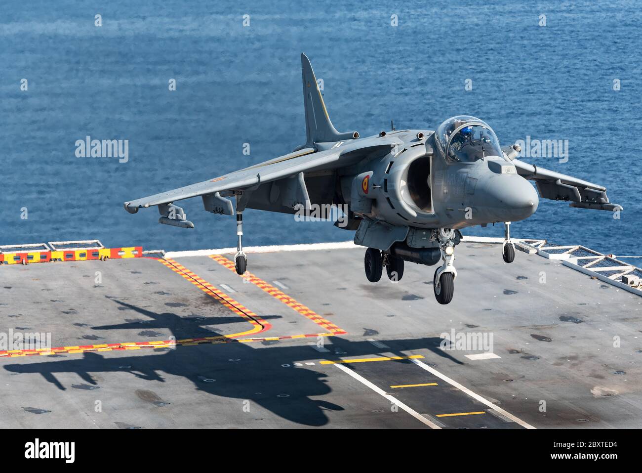 Un avión de combate McDonnell Douglas AV-8B Harrier II de la marina española está listo para aterrizar en el portaaviones Juan carlos I de la marina española. Foto de stock