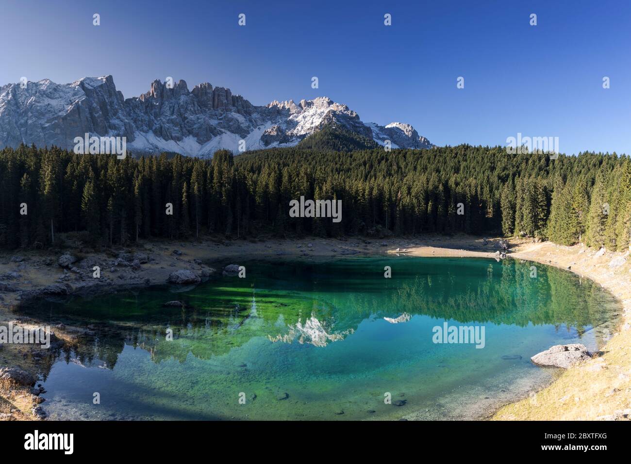 Lago Karersee delante de la cordillera Latemar, Tirol del Sur, Italia Foto de stock