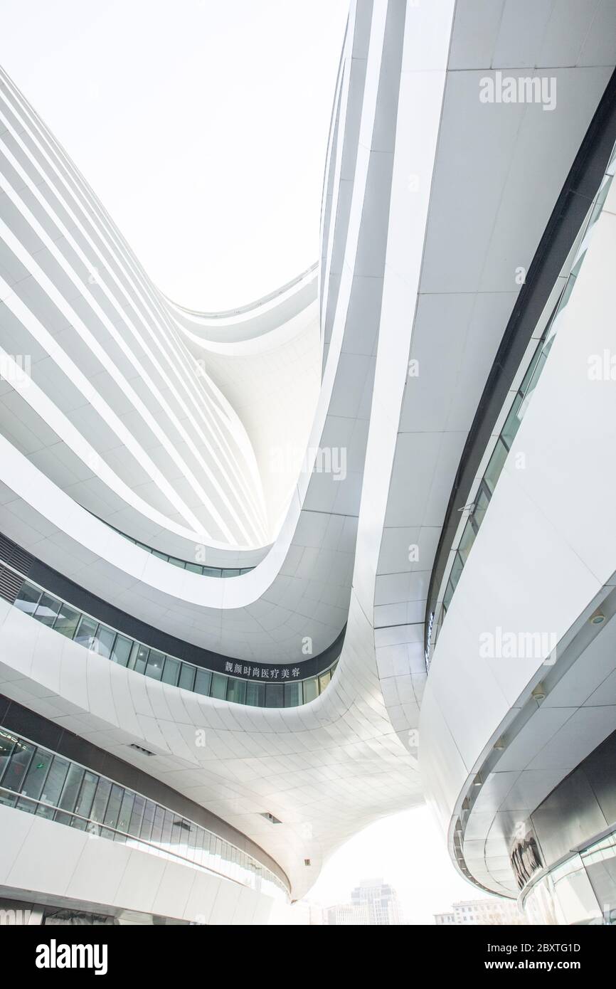 Beijing, Dongcheng District / China : espectacular arquitectura de Galaxy Soho por Zaha Hadid Foto de stock