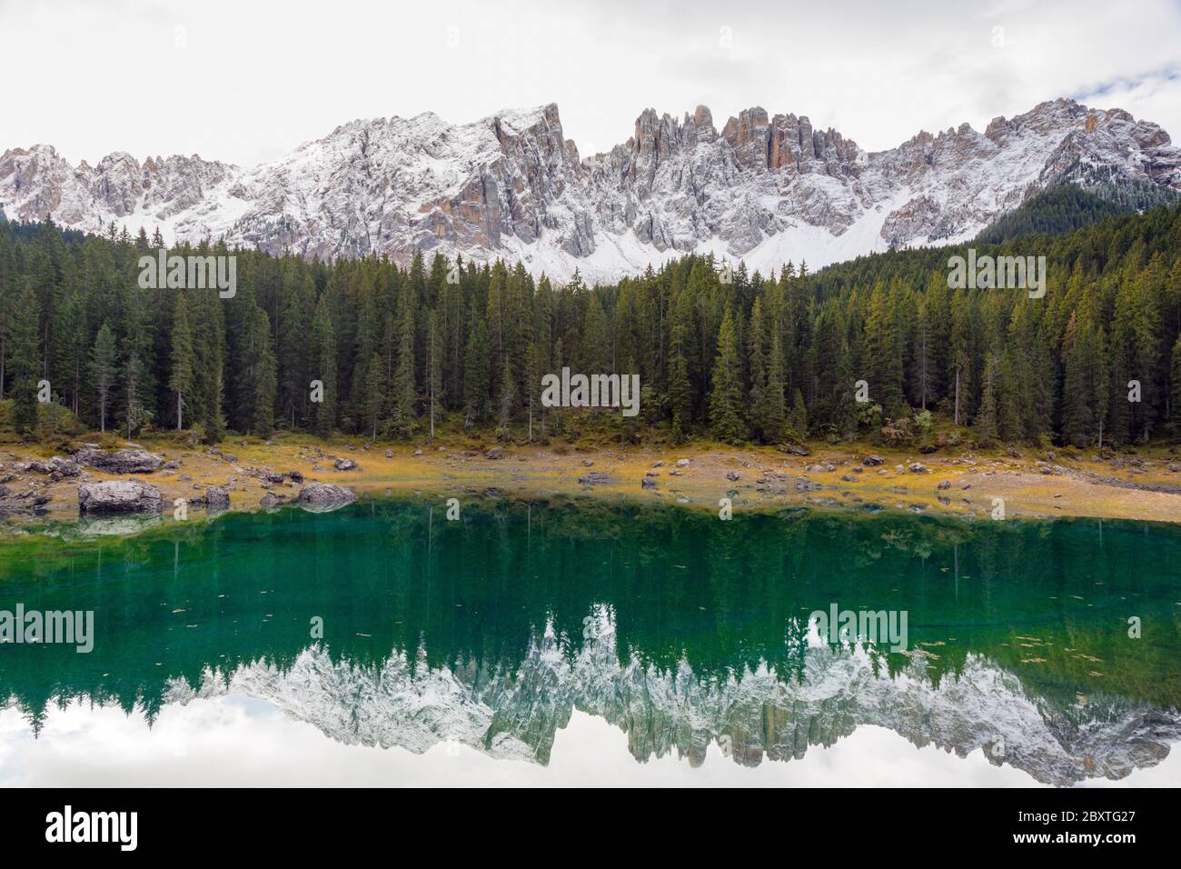 Reflejo de la cordillera de Latemar Moutan en el lago Karer, Tirol del Sur, Italia Foto de stock