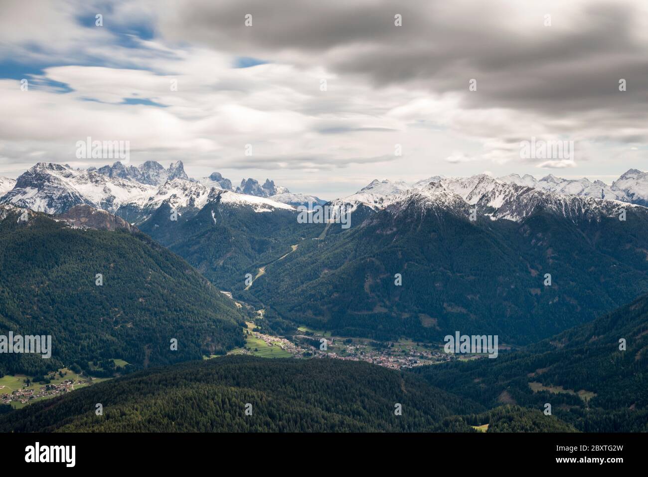 Latemar cordillera como visto desde Rosengarten, Tirol del Sur, Italia Foto de stock