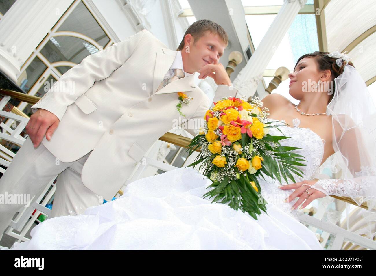 recién casados juntos en una pose de foto Foto de stock