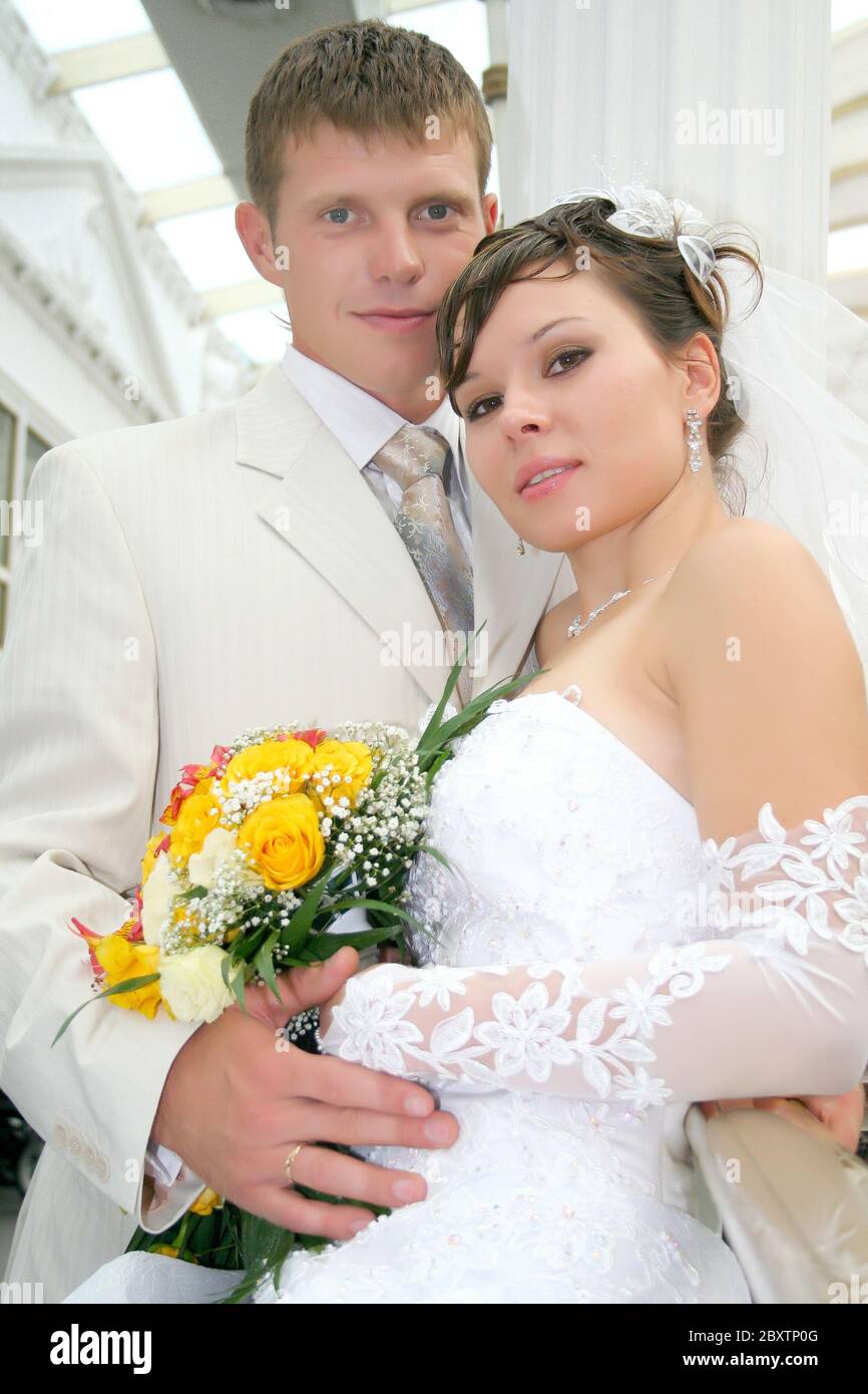 recién casados juntos en una pose de foto Foto de stock