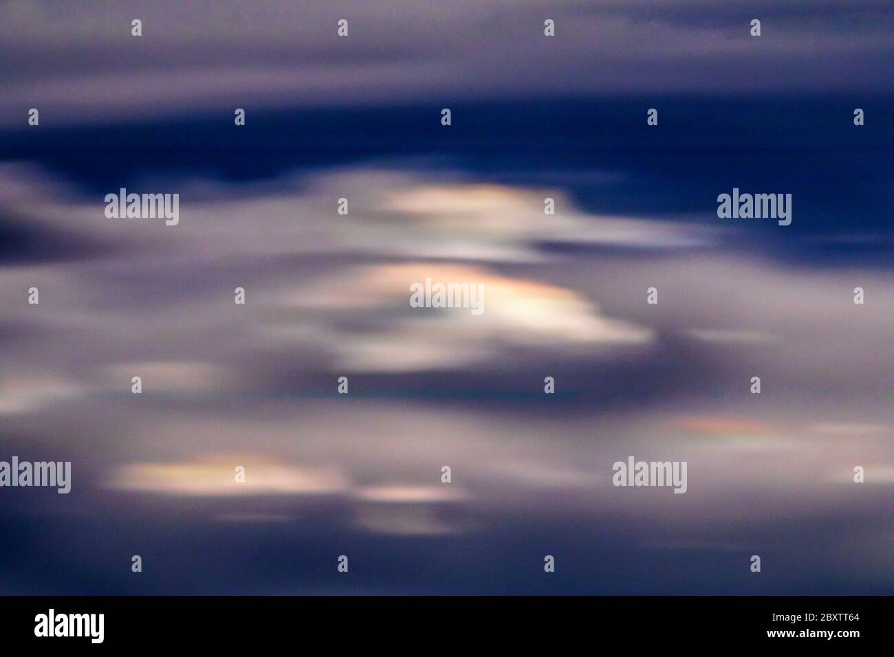 Exposición prolongada de nubes retroiluminadas desde la luna llena de fresa sobre las Montañas Rocosas, salida, Colorado, EE.UU Foto de stock