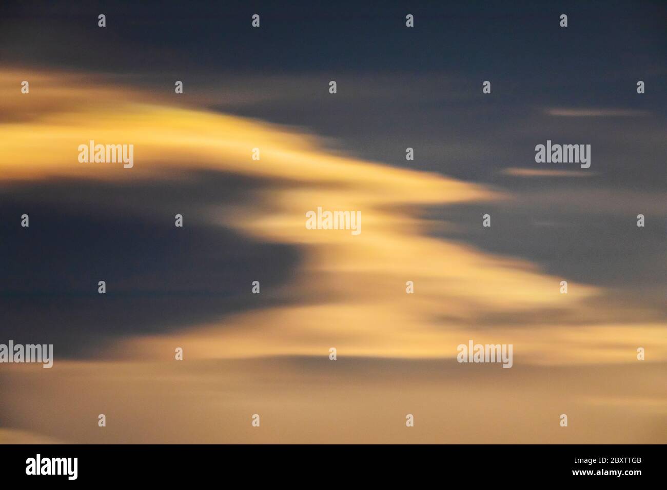 Exposición prolongada de nubes retroiluminadas desde la luna llena de fresa sobre las Montañas Rocosas, salida, Colorado, EE.UU Foto de stock
