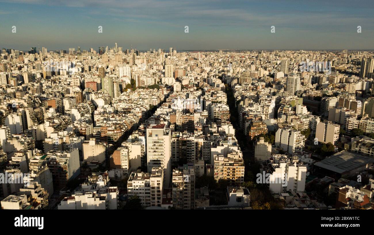 Vista aérea de la ciudad de Buenos Aires durante la puesta de sol con vistas a rascacielos, oficinas, apartamentos residenciales. Foto de stock
