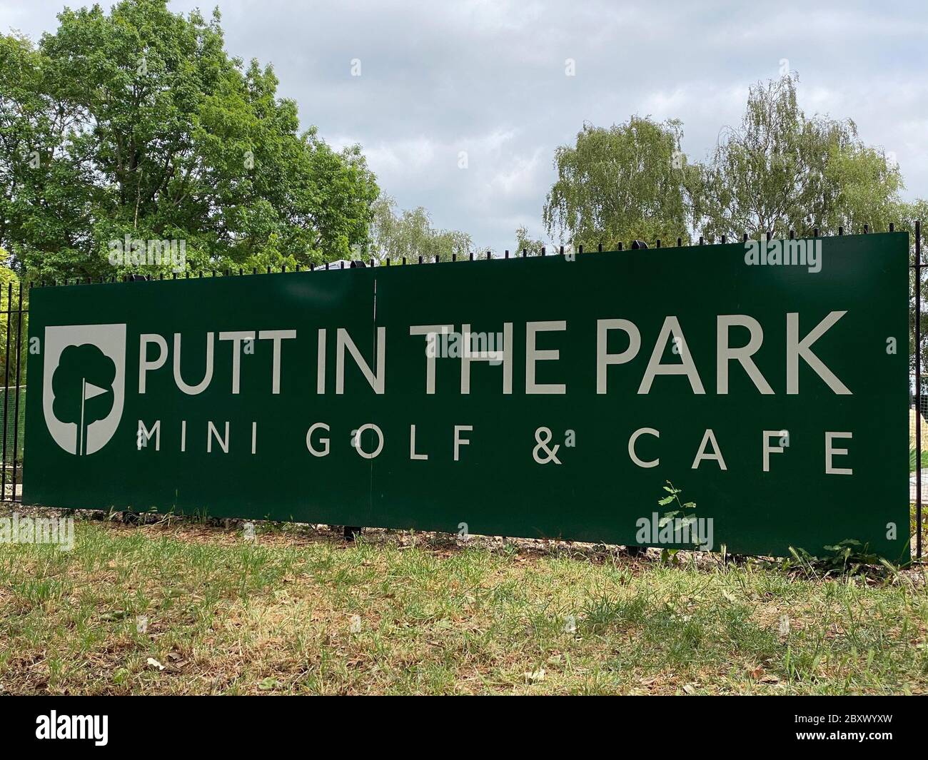 Putt en el parque, mini golf y café en Colchester Park, Colchester Essex Inglaterra Foto de stock