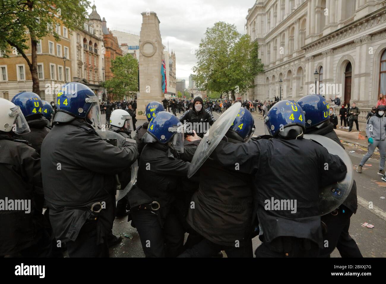 Un manifestante es arrestado en medio de violentas escaramuzas entre la policía y los manifestantes antirracistas después de la muerte de George Floyd por la policía estadounidense. Foto de stock