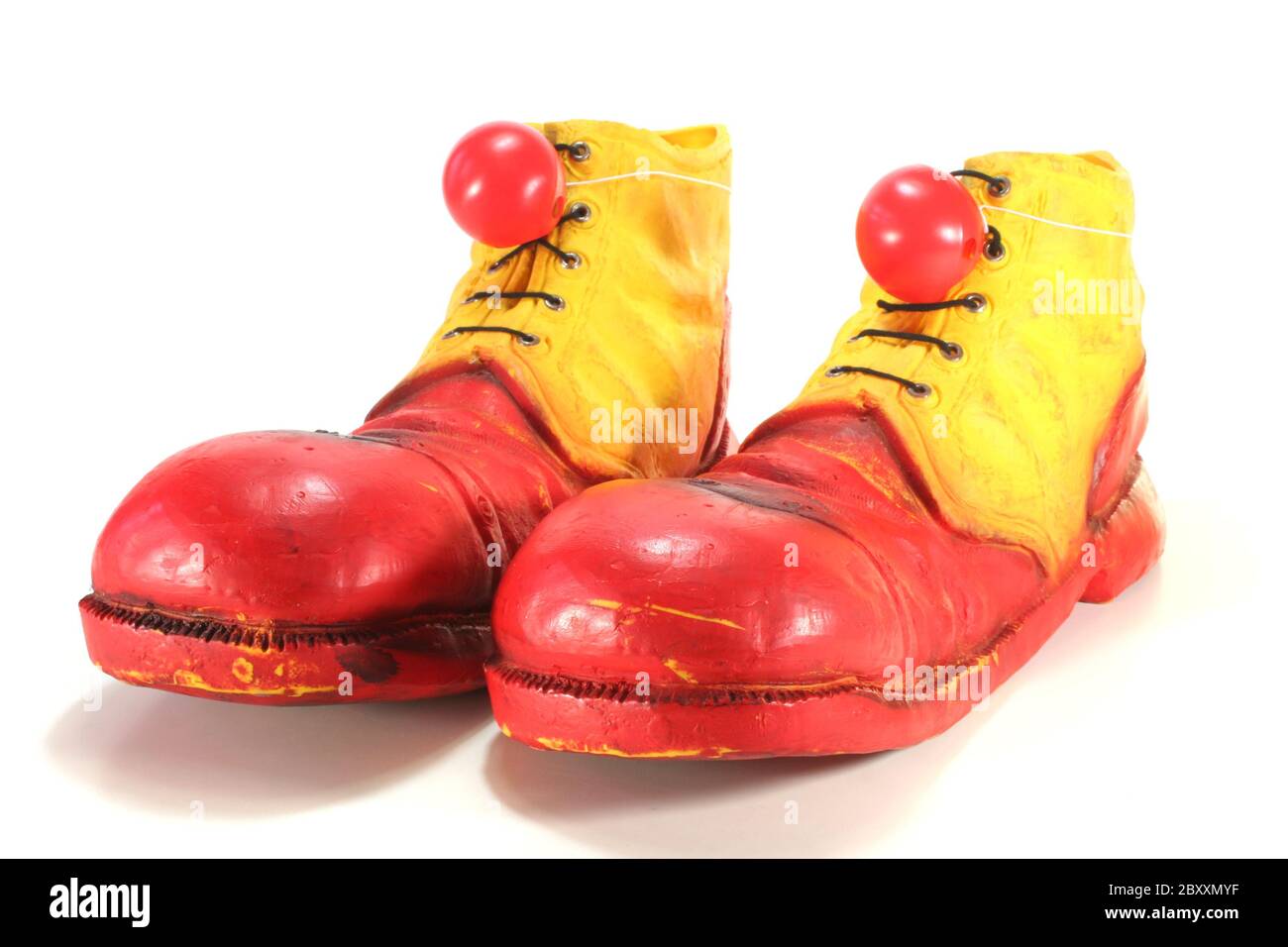 Los zapatos de payaso rojos y amarillos brillantes roban el espectáculo